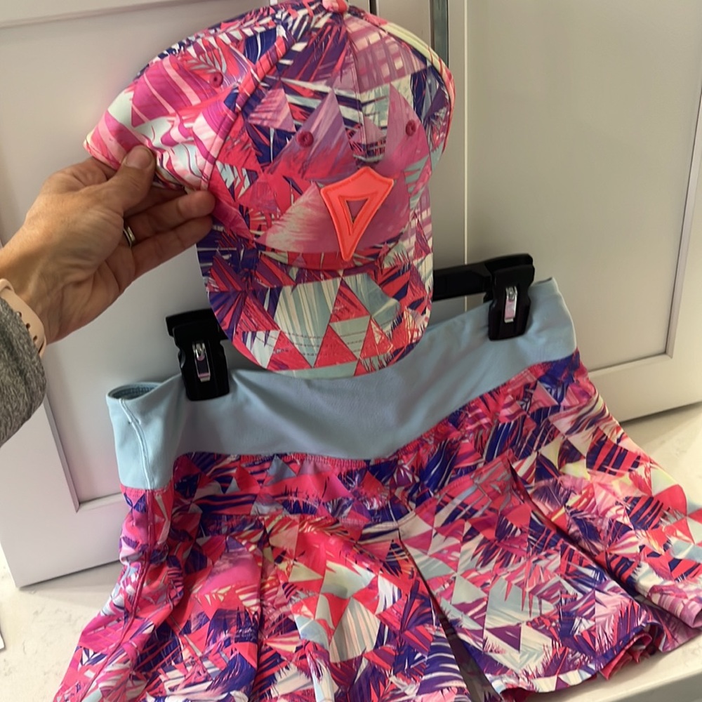 Ivivva skirt size 12, like new condition. Adjustable waist. Matching hat.